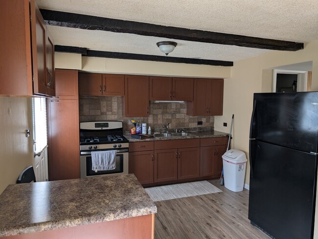 Building Photo - 208 Dee Rd