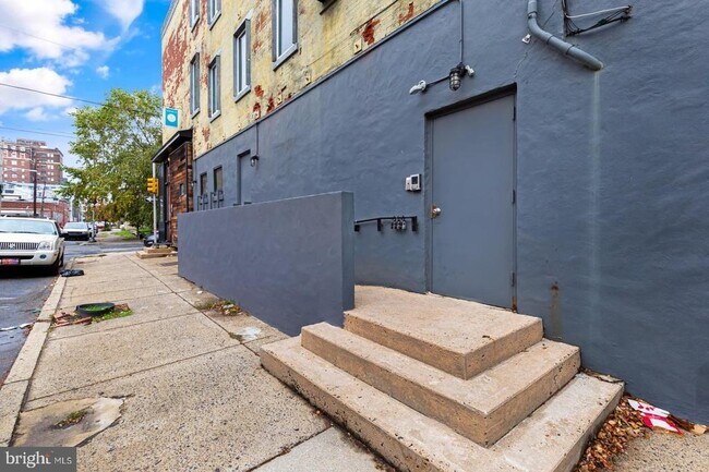 Building Photo - 1301 N 6th St