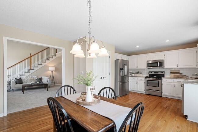 Building Photo - {13862} Spacious townhome in Prime Location + Maintenance Provided Community + Neighborhood Pool ...