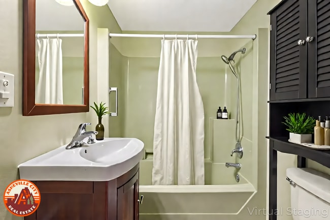 Building Photo - Rare 1-Bedroom in Fairview with Bonus Room...