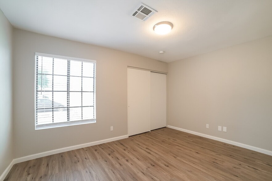 Building Photo - 677 W Shawnee Dr