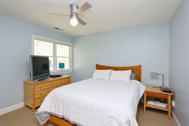 Building Photo - End Unit Townhome in the Heart of Chapel Hill
