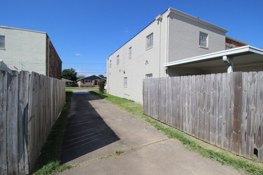 Building Photo - 5014 Newlands St