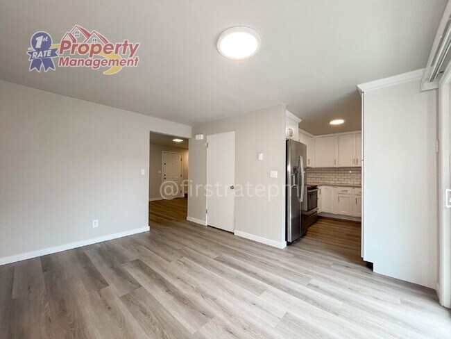Building Photo - 1030 E Floral Ln