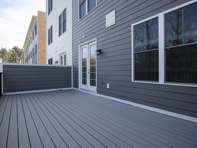 Building Photo - Walkable Short Pump Living with a Huge Private Deck