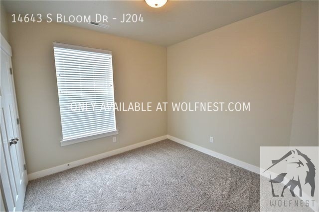 Building Photo - Stunning 3 Bedroom Herriman Condo! No Depo...