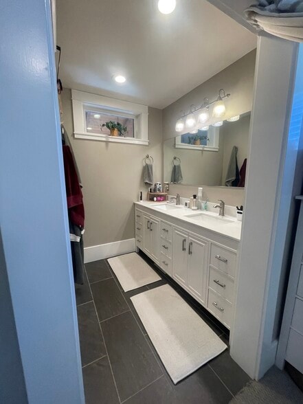 Master bathroom - 824 N Killingsworth Ct