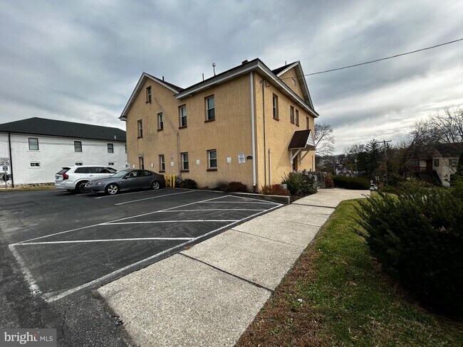 Building Photo - 615 Summit St