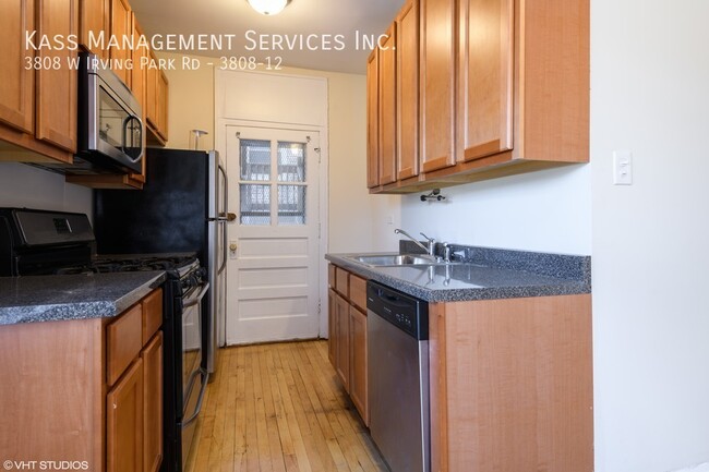 Building Photo - Irving Park 1 bedroom - Clost to Public Tr...