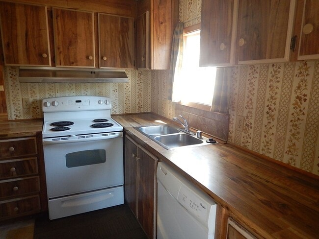 Building Photo - *PRICE IMPROVEMENT* 2 Bedroom on South Side of Prineville, Close to Hospital - Available Now!