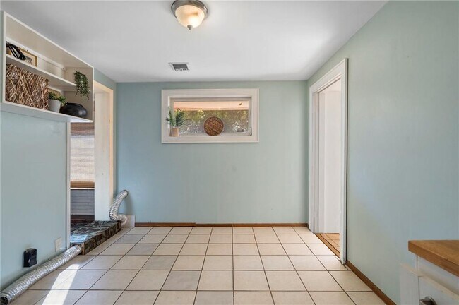 Building Photo - 2451 Warwick Cir NE