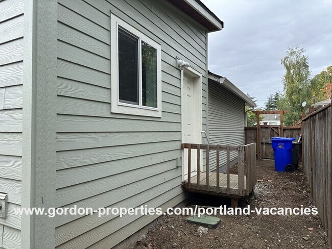 Building Photo - SE 88th Ave - 2 bedroom ADU close to restaurants along SE 92nd Ave