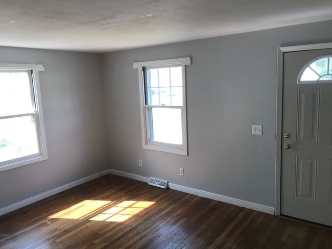 Building Photo - 3 bed / 1 bath, North side single family r...