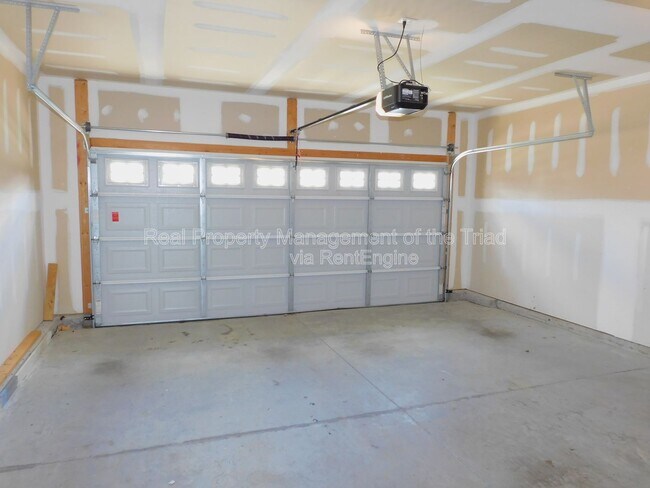 Building Photo - 390 Spaulding St