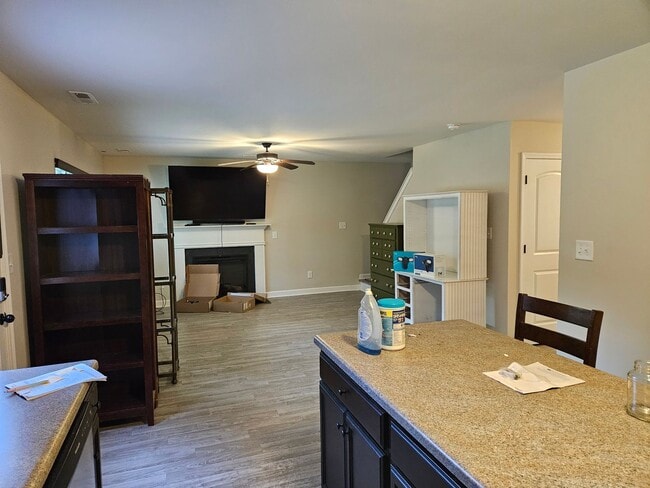 Building Photo - Charming 3-bedroom, 2-bathroom unfurnished...