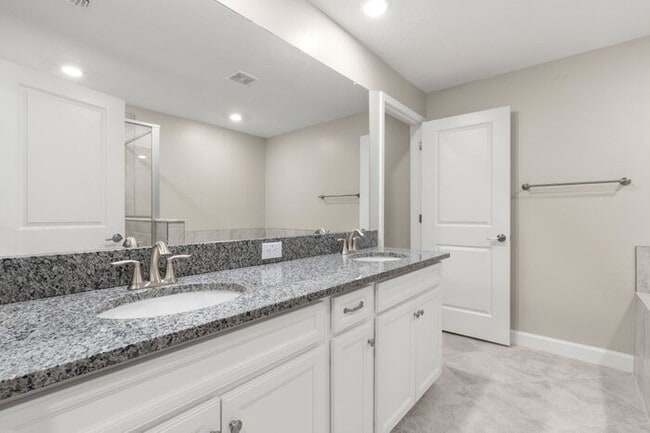 Building Photo - LIKE NEW Townhome in Willow Square