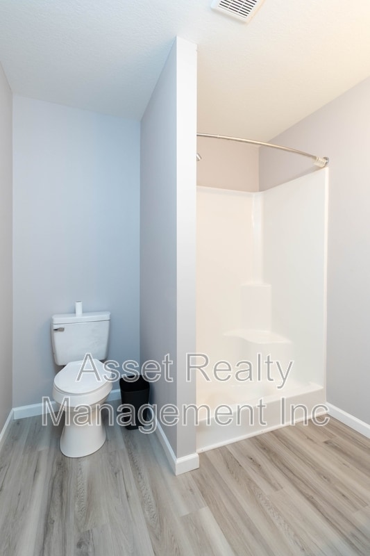 Building Photo - 524 Midlake Dr NE