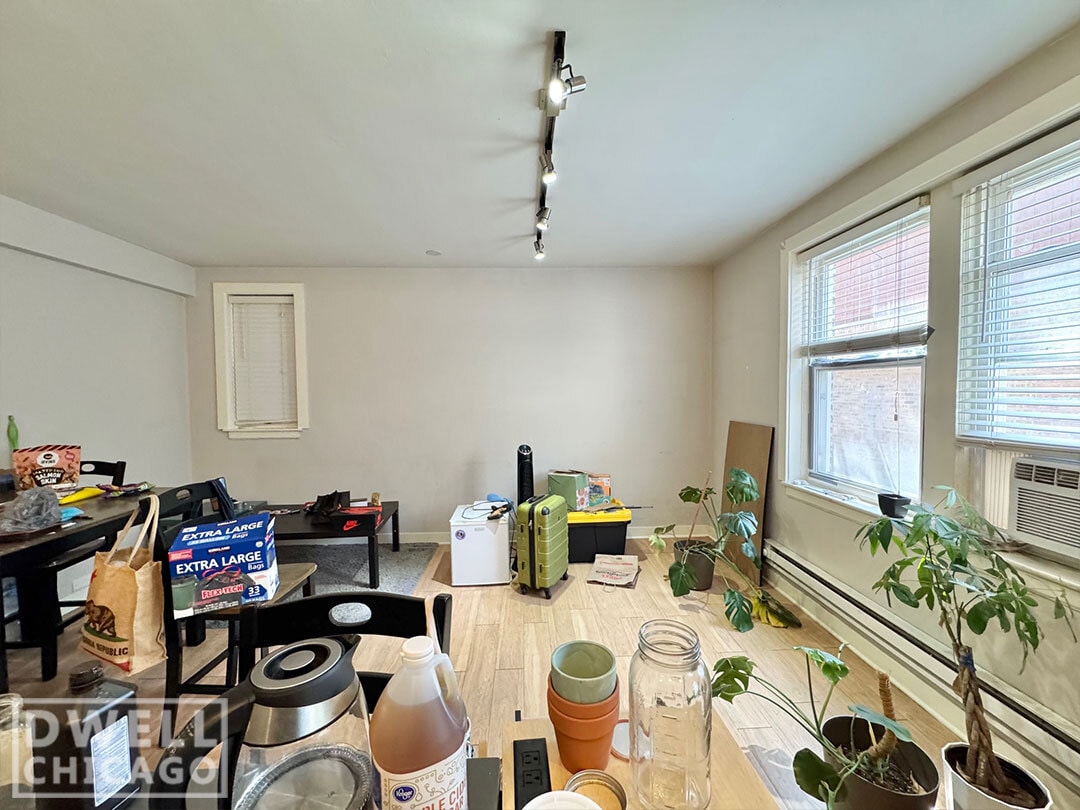 Building Photo - 541 W Belmont Ave