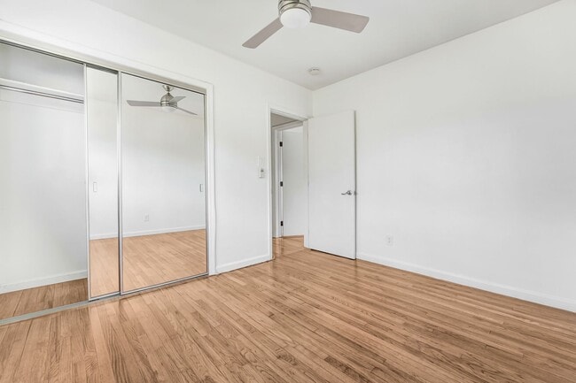 Building Photo - 2 bed / 1 bath apartment in Echo Park is now available - Parking and in-unit laundry!