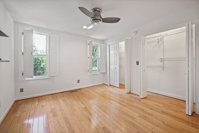 Building Photo - Available Now! 2 Bed 1.5 Bath Between Navy...