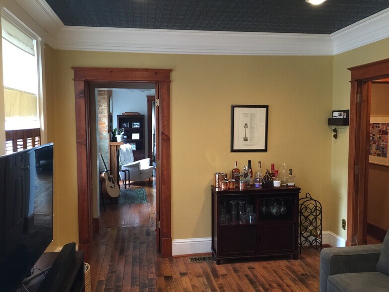 Living, dining or TV room - 130 Park Pl