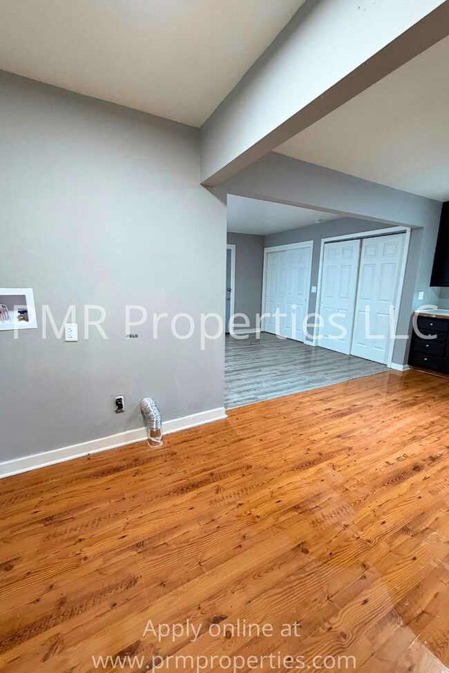 Building Photo - 3 Bedrooms / 1 Bathroom House