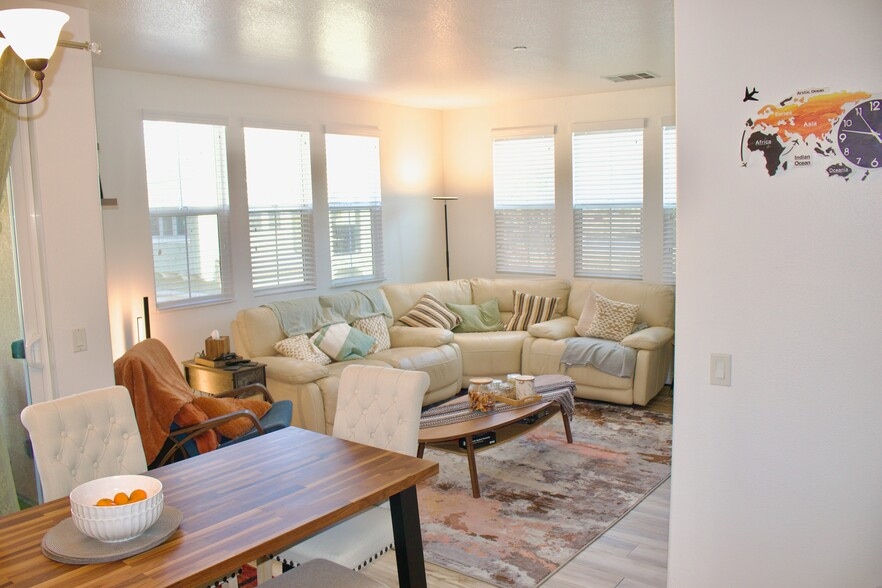 Living Room - 1800 E Lakeshore Dr