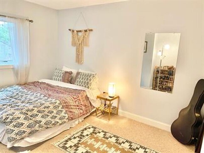 Building Photo - 2 Bedroom Condo South End of Burlington