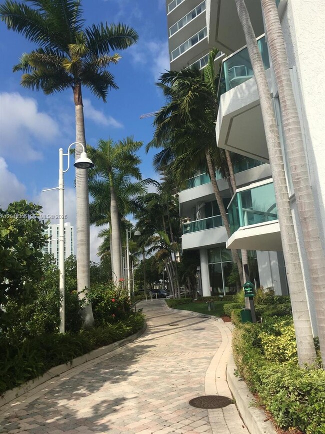Building Photo - 16500 Collins Ave