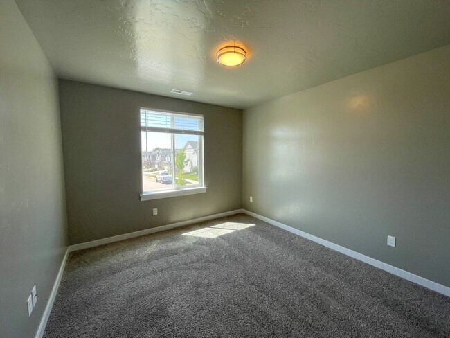 Building Photo - 2592 E Blackstone Dr