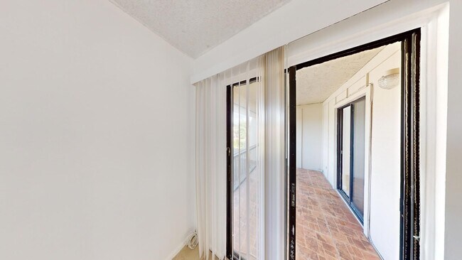 Building Photo - 1580 Montauk Dr