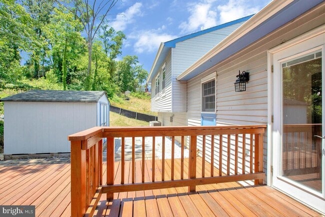 Building Photo - 6327 Joslyn Pl