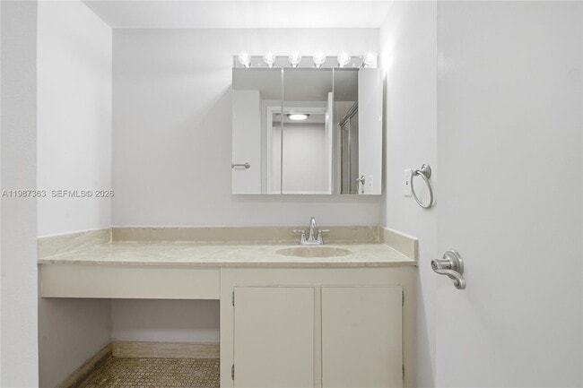 Building Photo - 2500 Parkview Dr