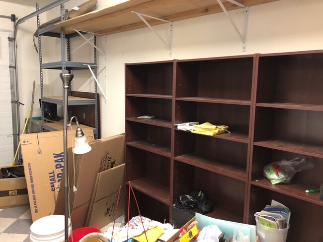 Building Photo - 525 S Glenmoor Dr