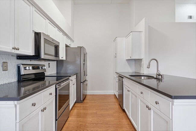 Building Photo - 8884 N Del Mar Ave