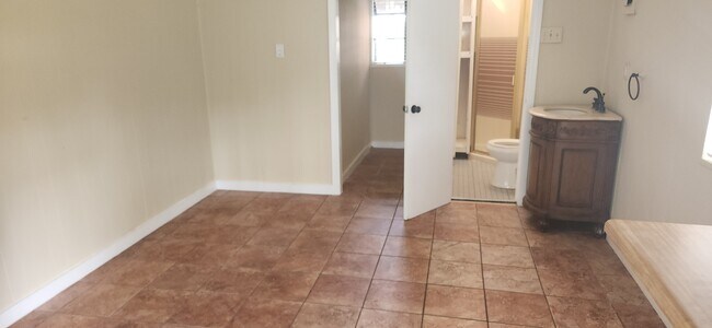 Building Photo - 800 Lake Shore Ter