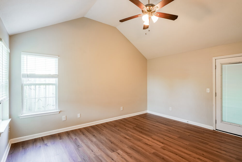 Building Photo - 404 Barking Dr