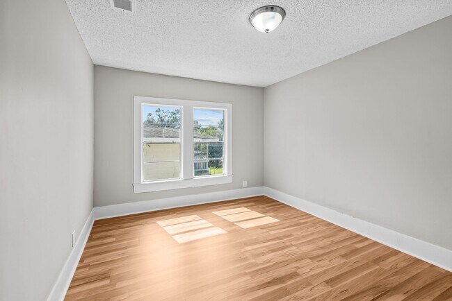 Building Photo - Newly Renovated 3 Bedroom 2 Bathroom Home