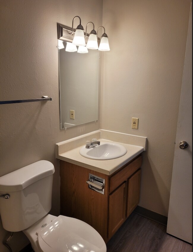 Building Photo - Spacious 1 Bedroom