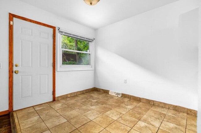 Building Photo - 4321 Britta Dr, Unit 1