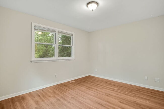 Building Photo - 1710 Westhill Rd