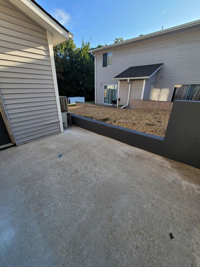 Building Photo - Remodeled 2 bathroom Townhouse on Sunset i...