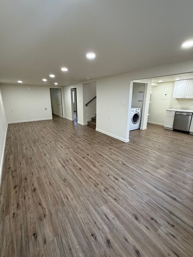 Building Photo - 1535 N 18th Dr