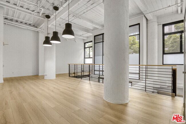 Building Photo - 330 W 11th St