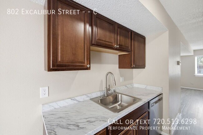 Building Photo - 802 Excalibur St