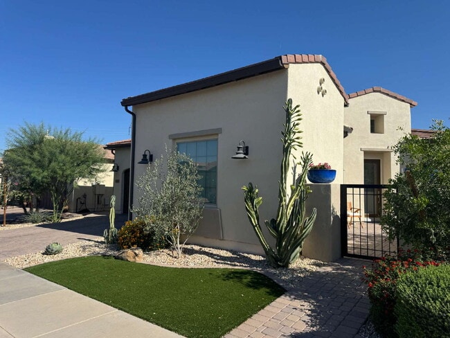 Building Photo - 120 E Iloca Ln