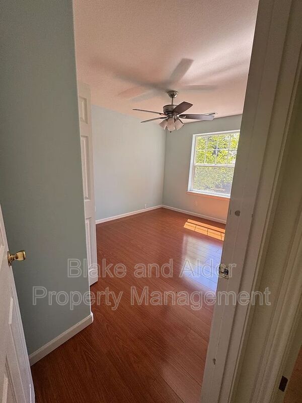 Building Photo - 1079 NE Creeksedge Dr