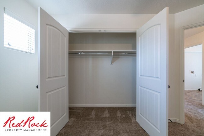Building Photo - DOG-FRIENDLY 4 Bedroom Townhome with INTERNET INCLUDED!