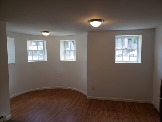 Living room with four windows. - 2 Judson St