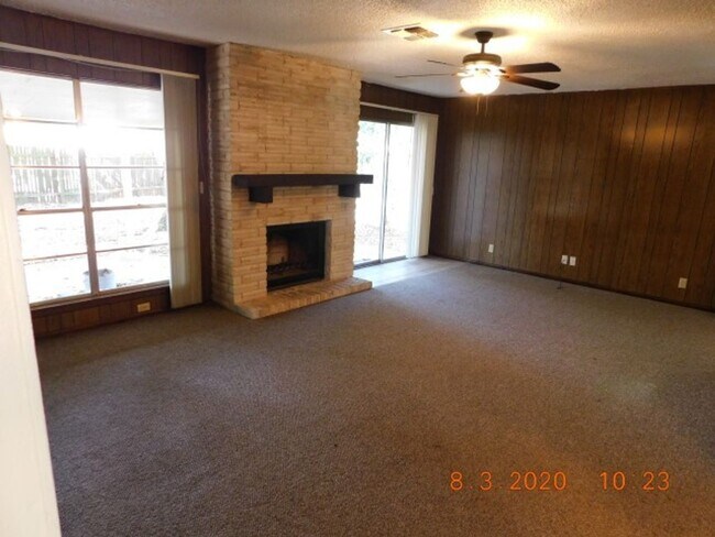 Building Photo - Spacious 4 bedroom 2 bath home in Camelot II